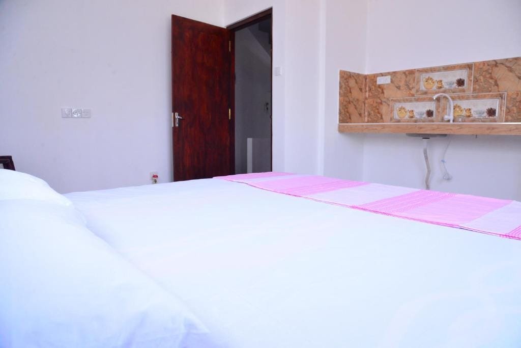 Deluxe Double Room (2 Adults + 1 Child)