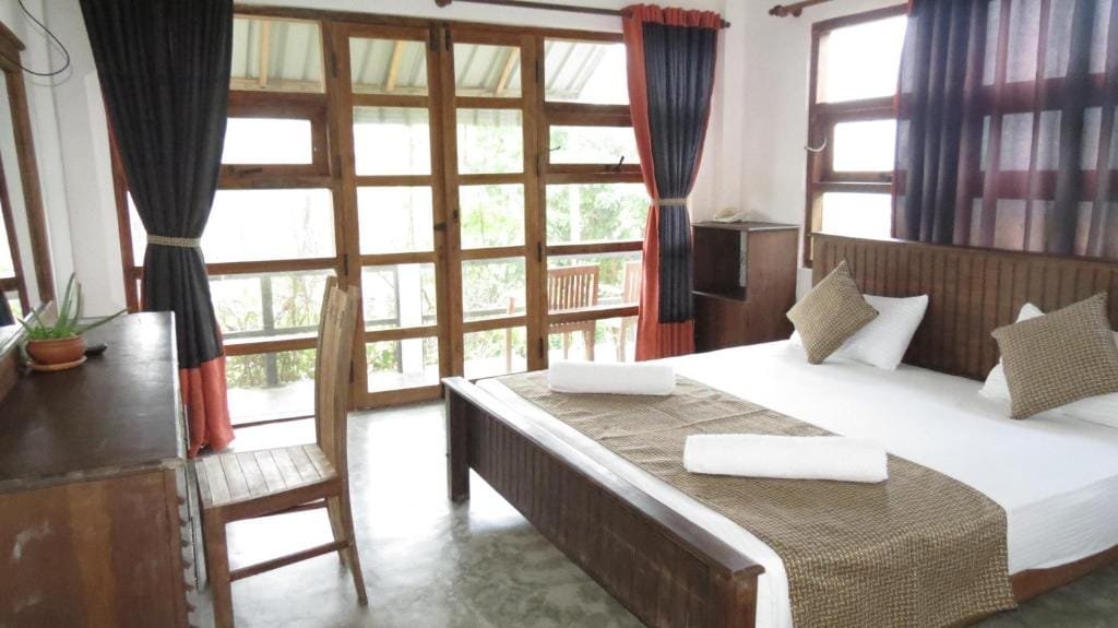 Deluxe Double Room with Side Sea View